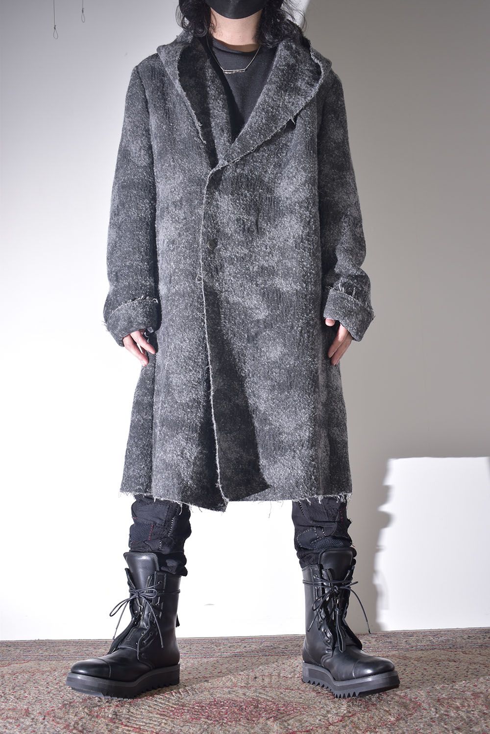 雰囲気のあるコートを羽織る