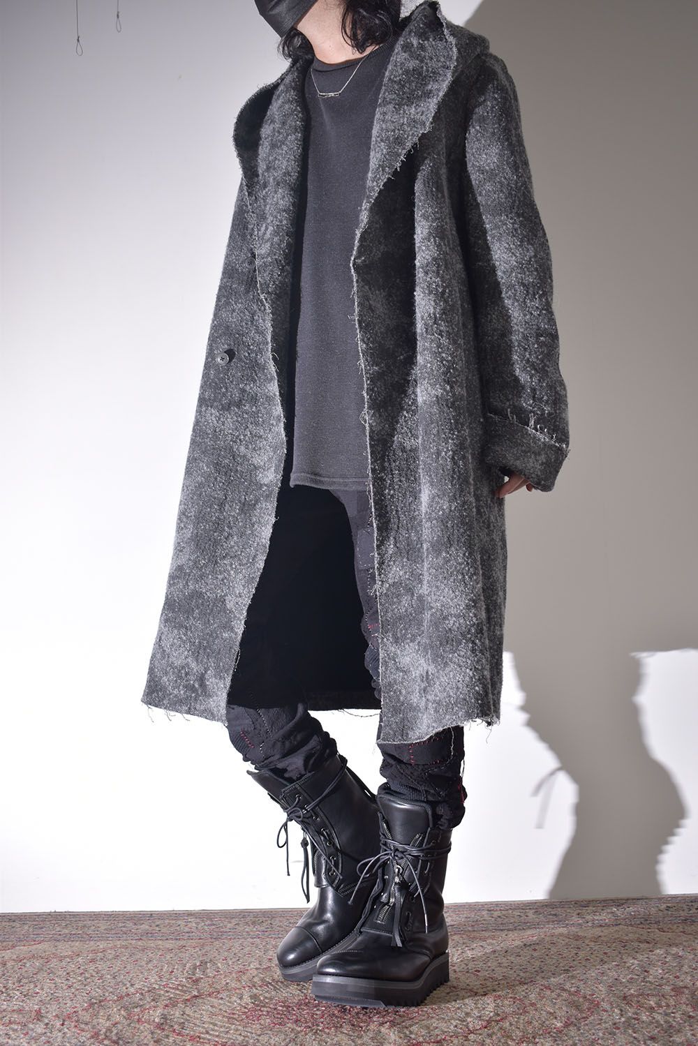 雰囲気のあるコートを羽織る