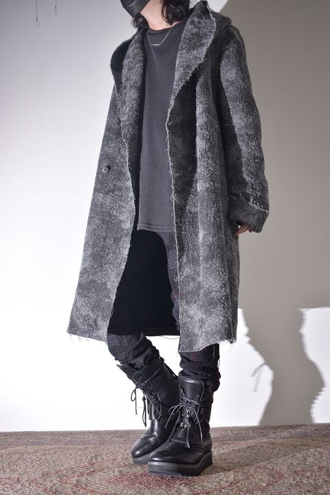 雰囲気のあるコートを羽織る