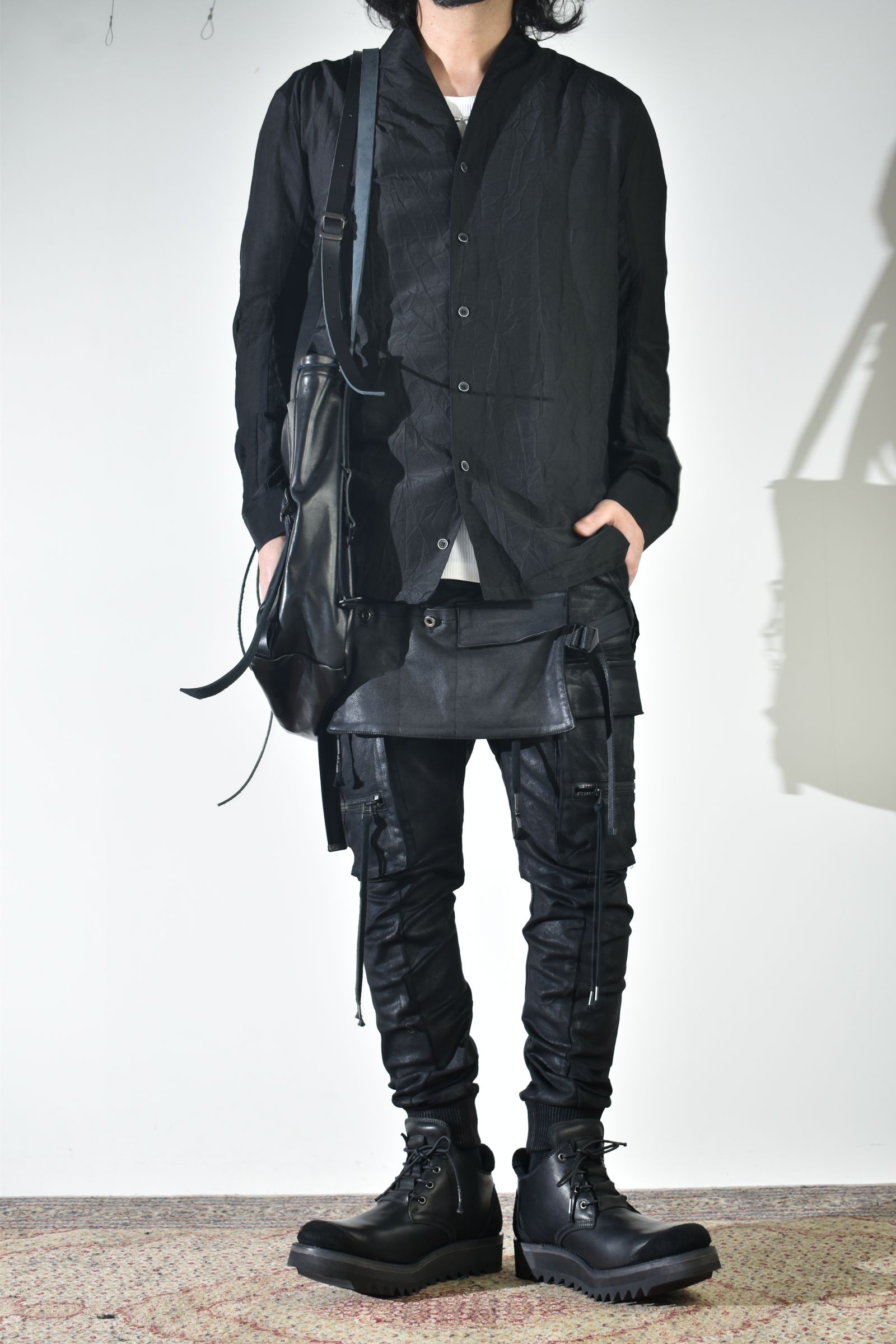 ショールカラーシャツ、インナーは白で