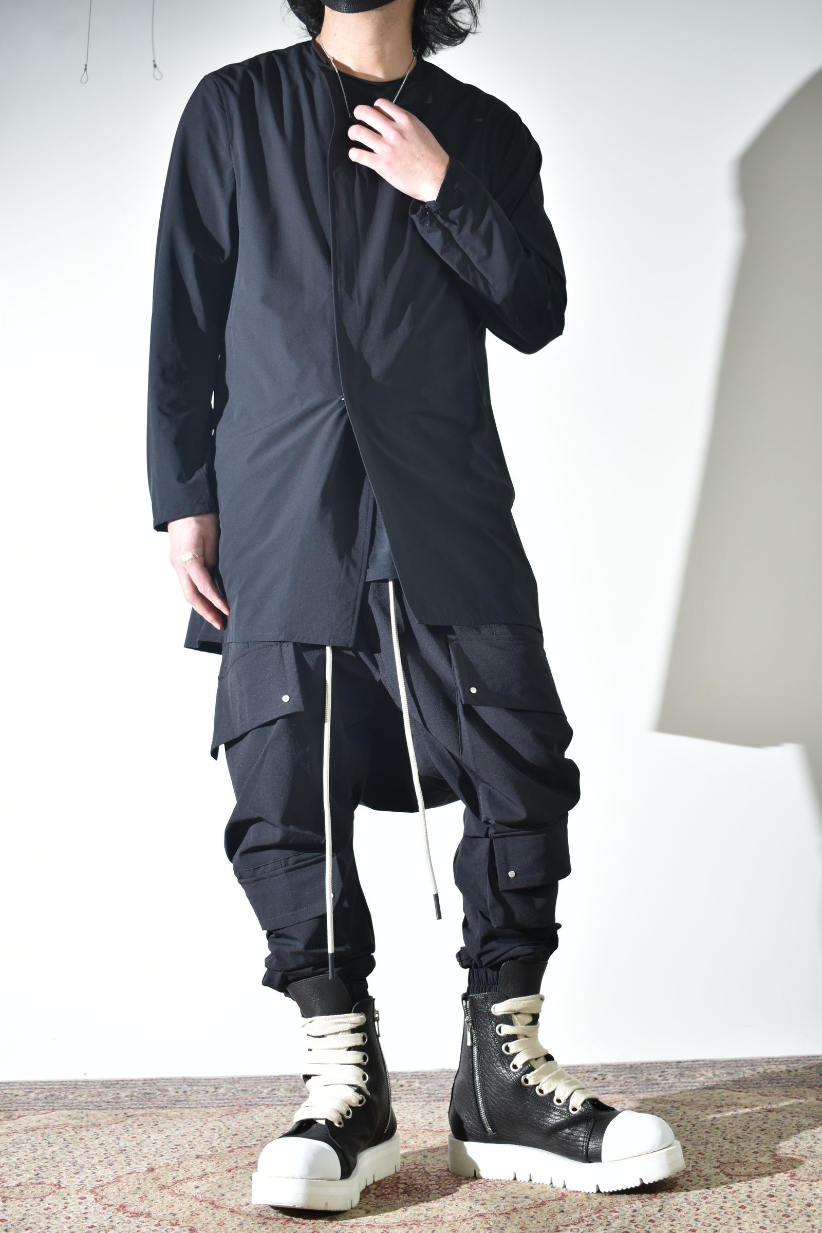 テクニカルな生地感とディテールで