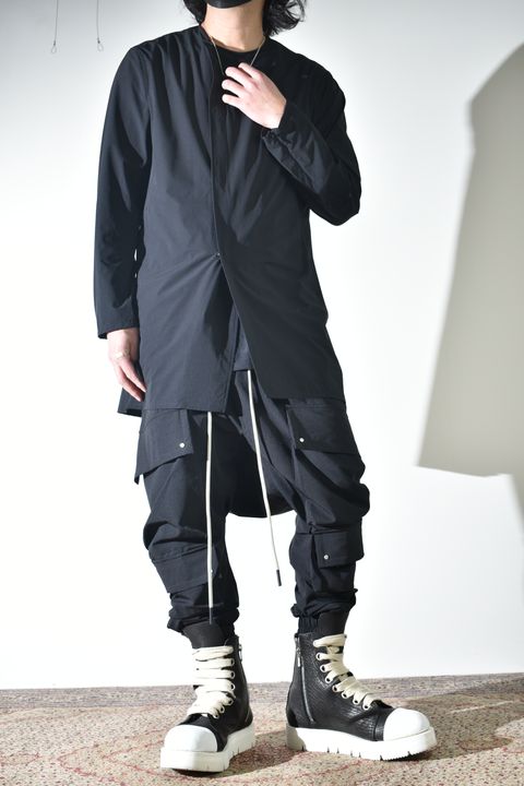 テクニカルな生地感とディテールで