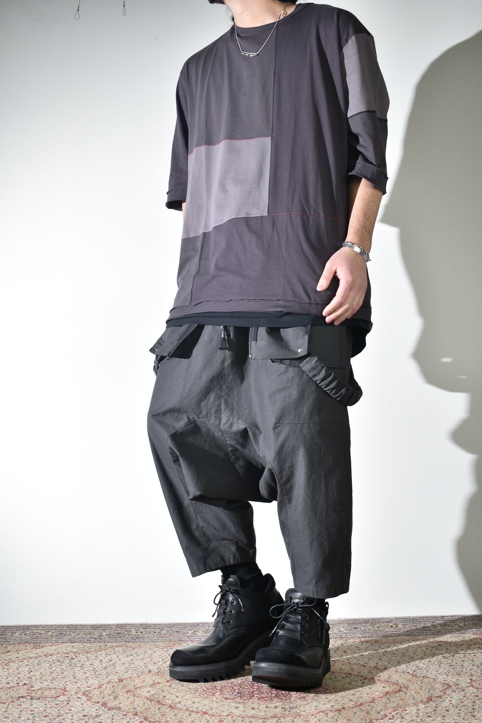 オーバーオールにラフなブルゾン