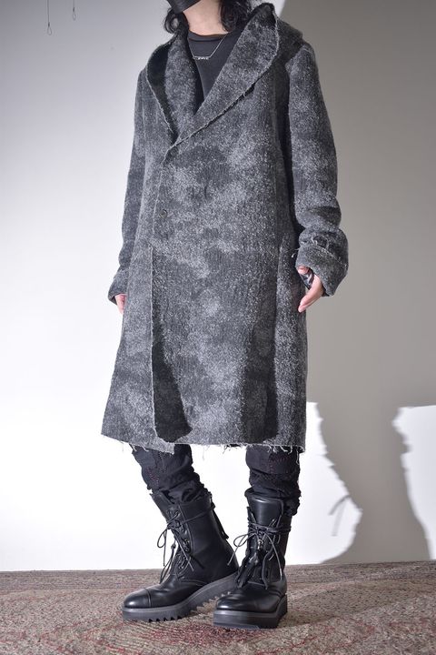 雰囲気のあるコートを羽織る