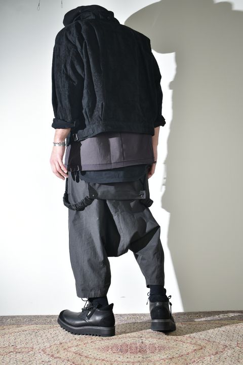 オーバーオールにラフなブルゾン