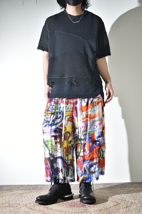 ソリッドなシャツにカラフルなクロップドイージーパンツ