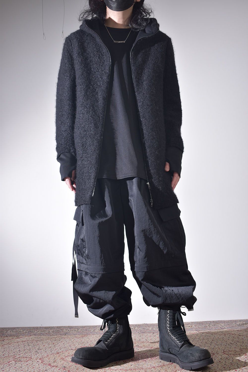 素材の変化で楽しむオールブラック