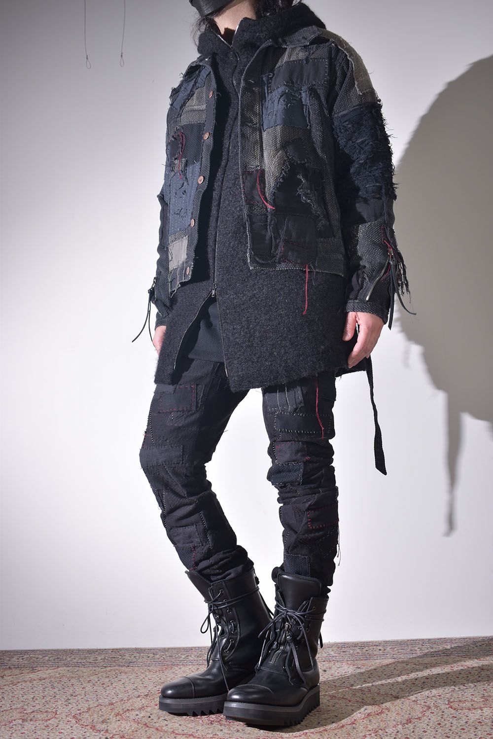 ライトアウターに保温性の高いフーディを差し込む