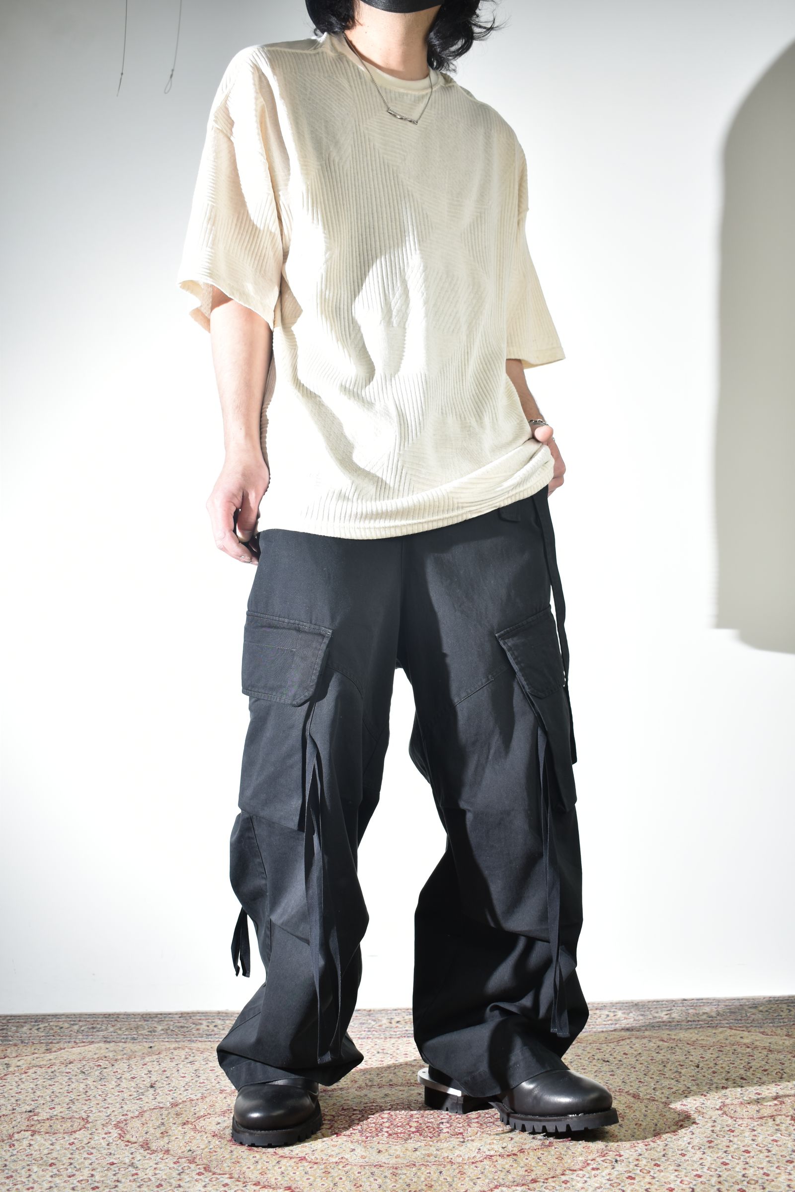 ワイドカーゴで合わせるソリッドなシャツ