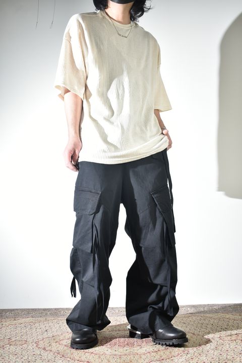 ワイドカーゴで合わせるソリッドなシャツ