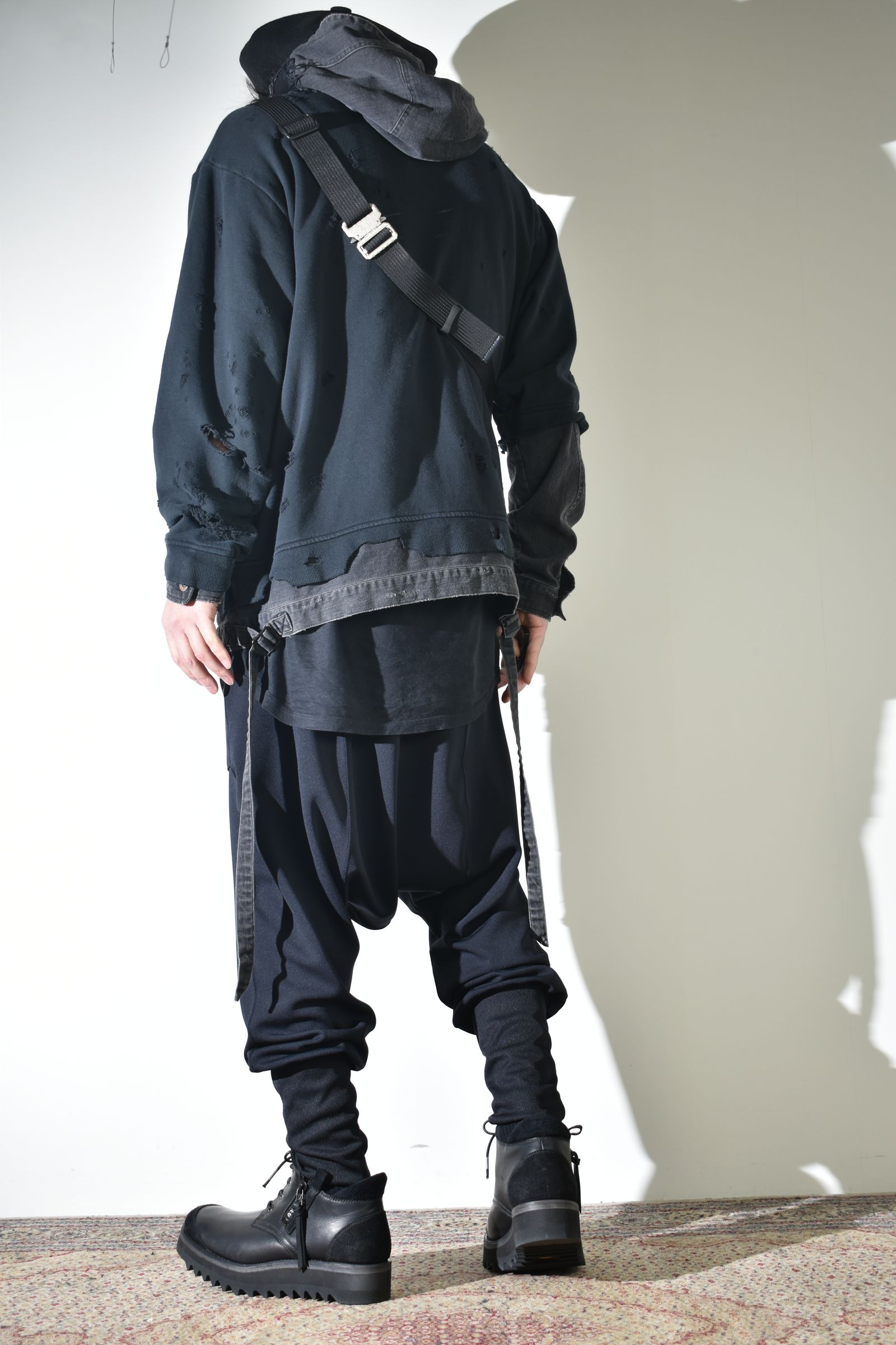 リラックス感のあるパンツでカジュアルに