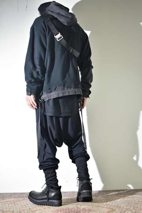 リラックス感のあるパンツでカジュアルに