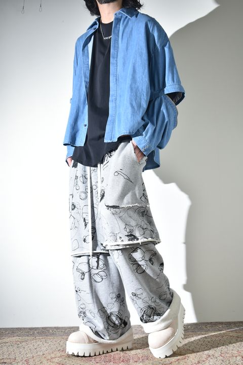 カジュアルだけじゃないデニムシャツ×スウェットパンツ