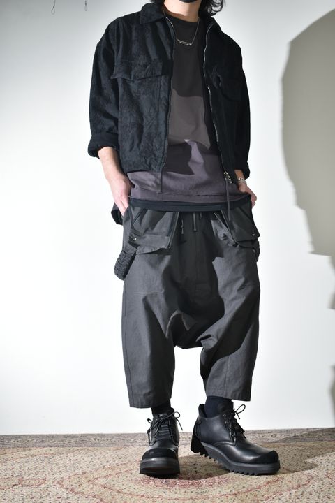 オーバーオールにラフなブルゾン