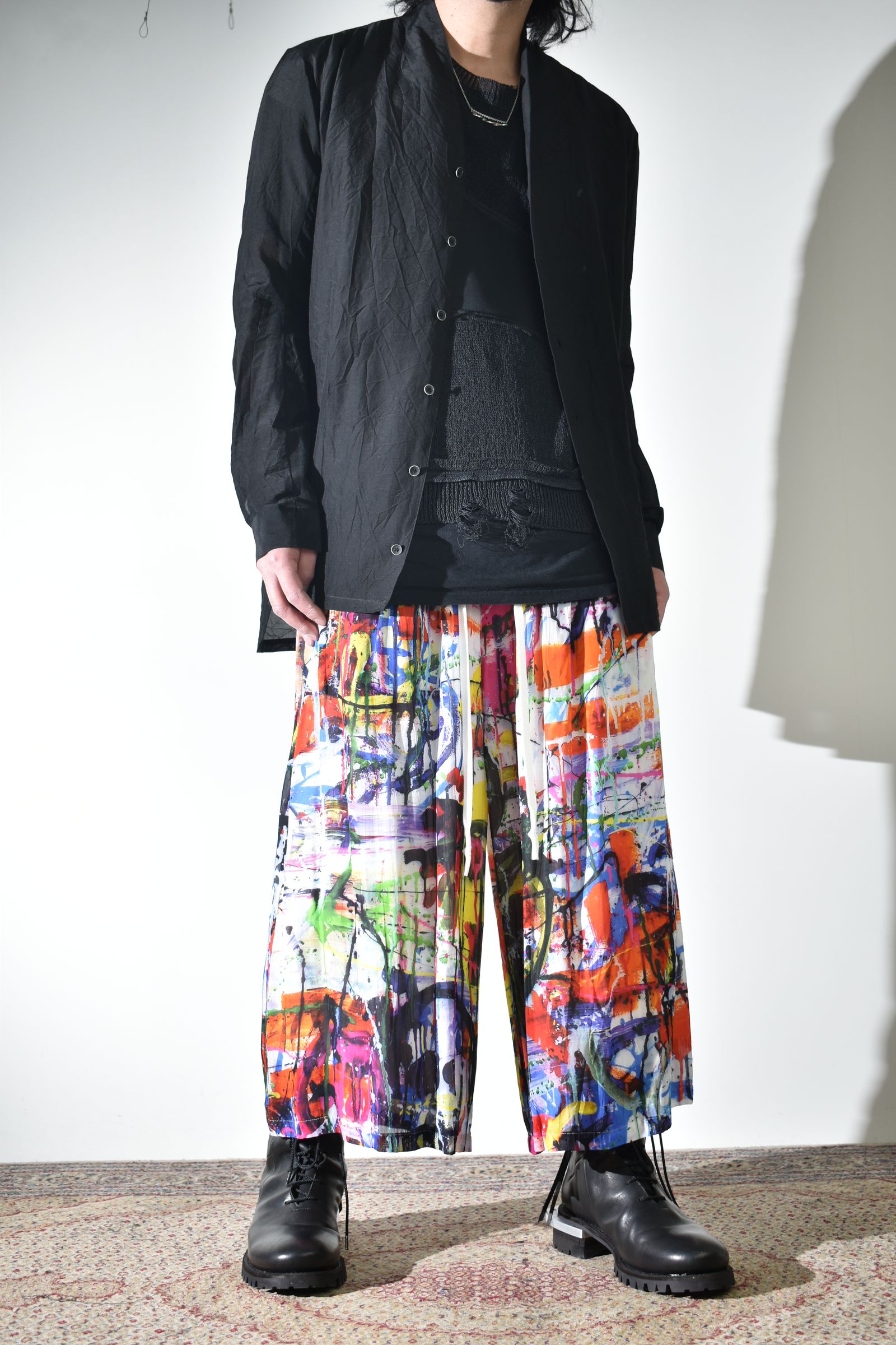 ソリッドなシャツにカラフルなクロップドイージーパンツ