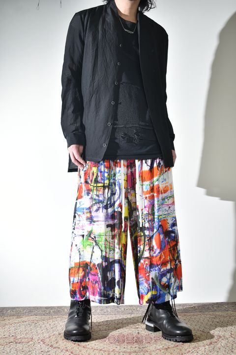 ソリッドなシャツにカラフルなクロップドイージーパンツ