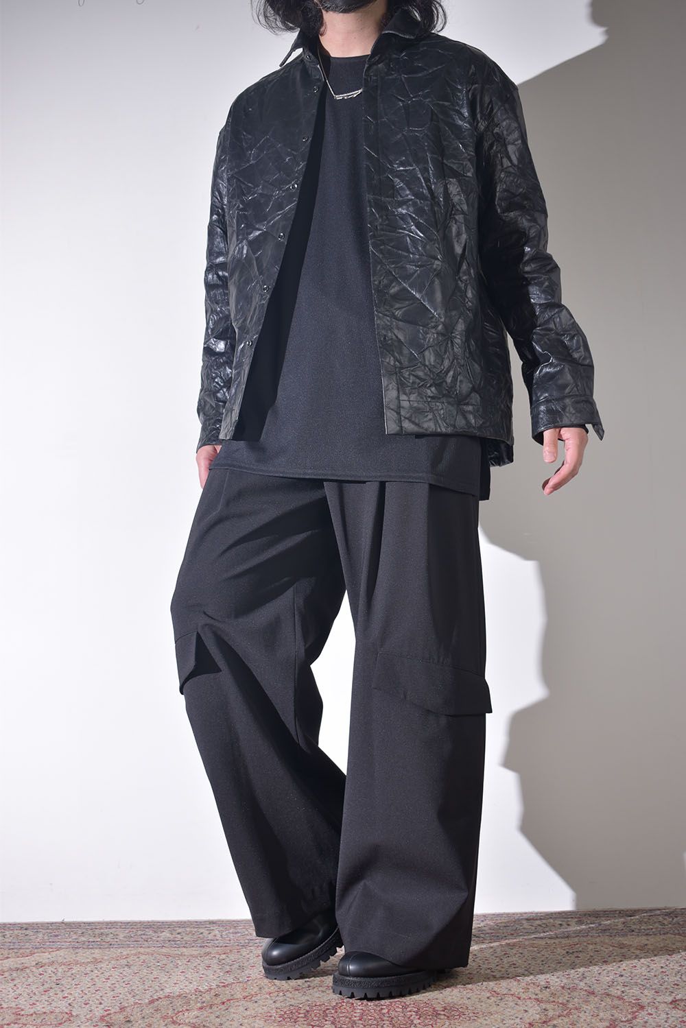 バギーシルエット × シンセティックレザーシャツ