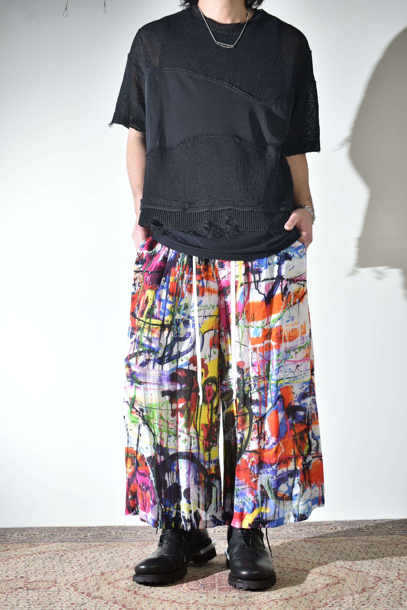 ソリッドなシャツにカラフルなクロップドイージーパンツ