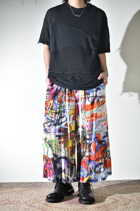 ソリッドなシャツにカラフルなクロップドイージーパンツ