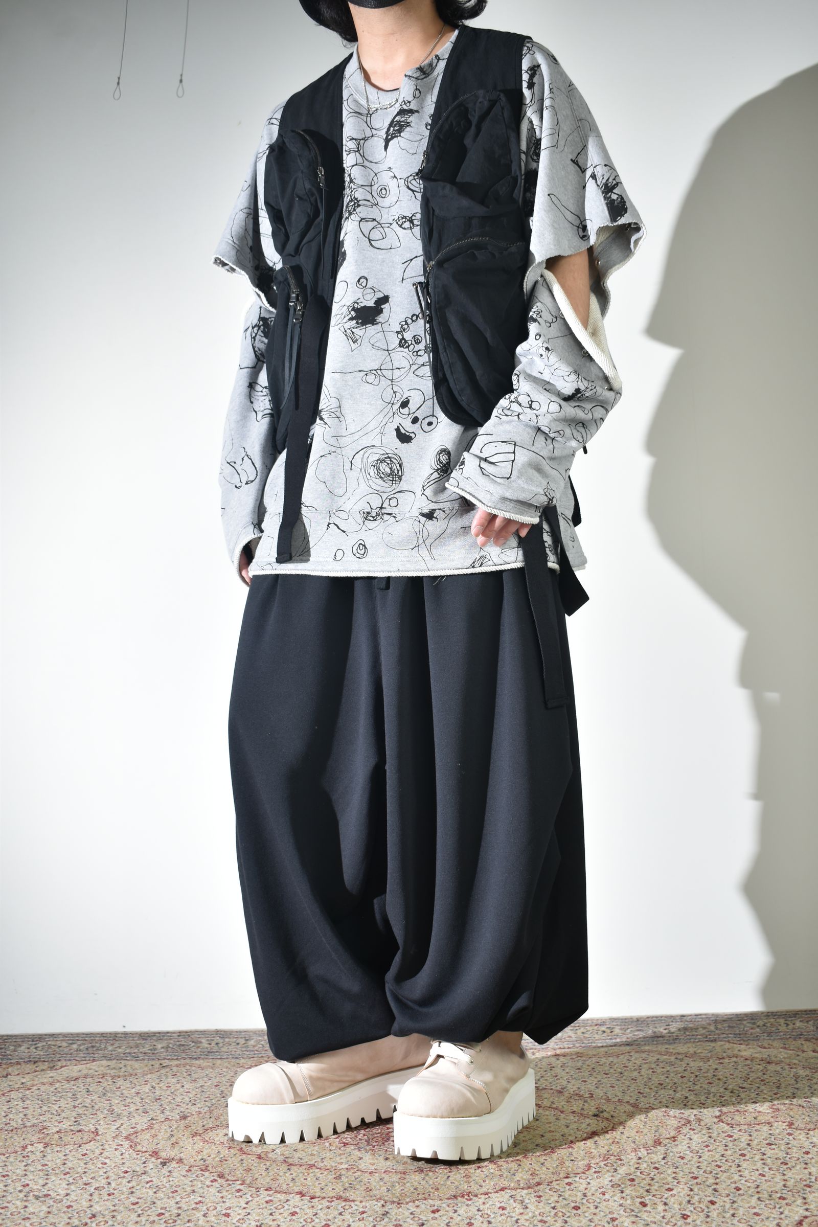 ラフなスウェットにベスト