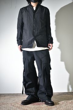 ワイドカーゴで合わせるソリッドなシャツ