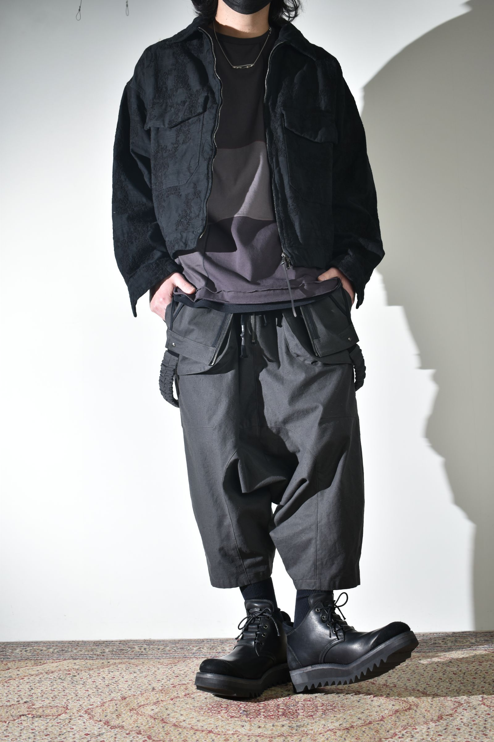 オーバーオールにラフなブルゾン