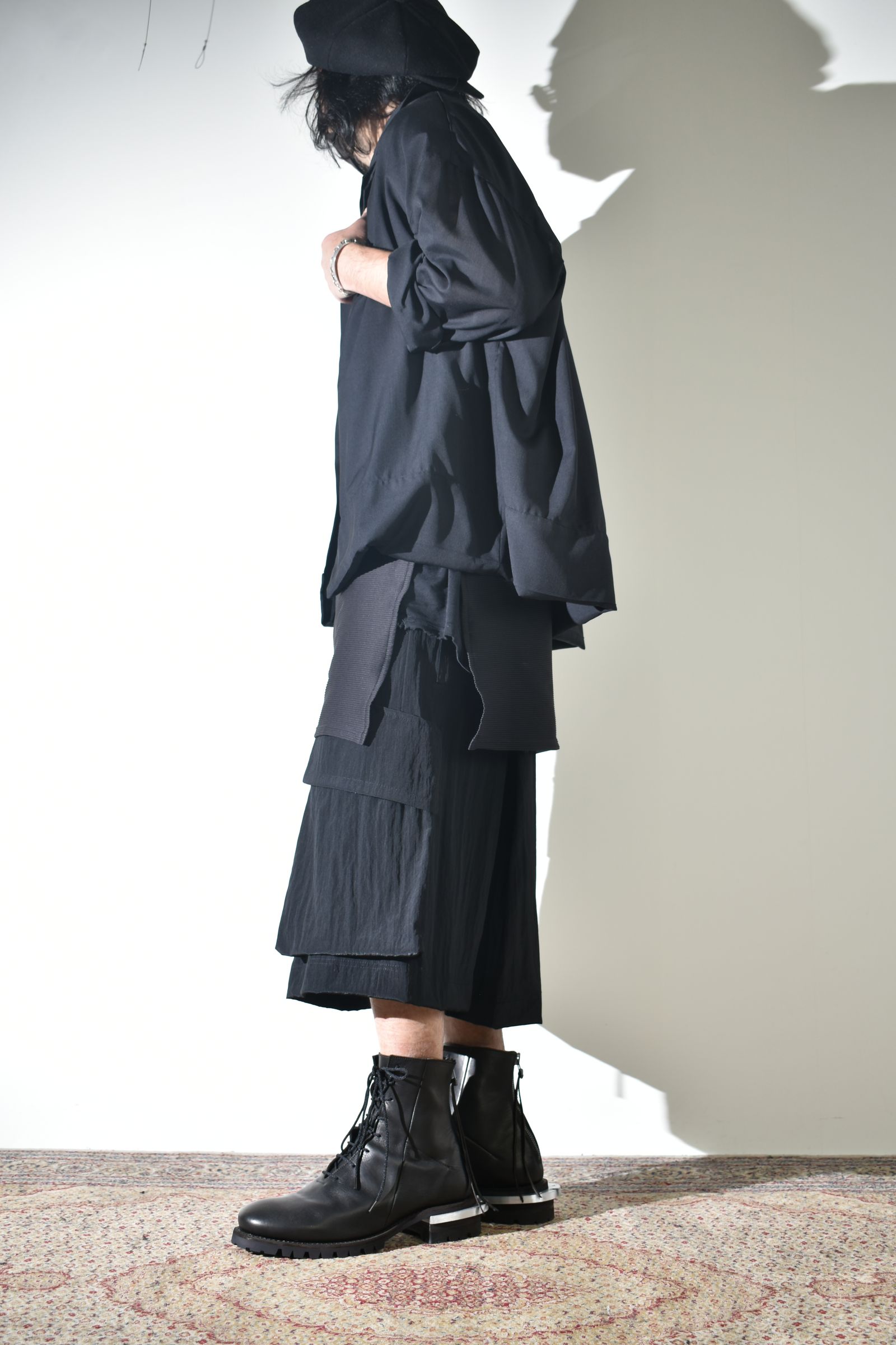 着こなしの幅広いA.F artefactのシャツ