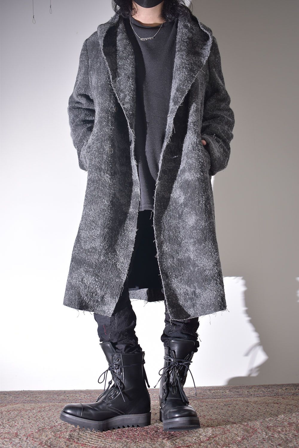 雰囲気のあるコートを羽織る