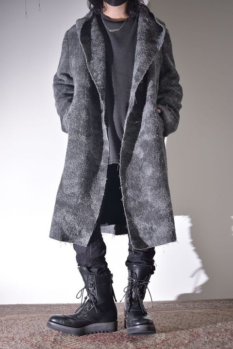 雰囲気のあるコートを羽織る