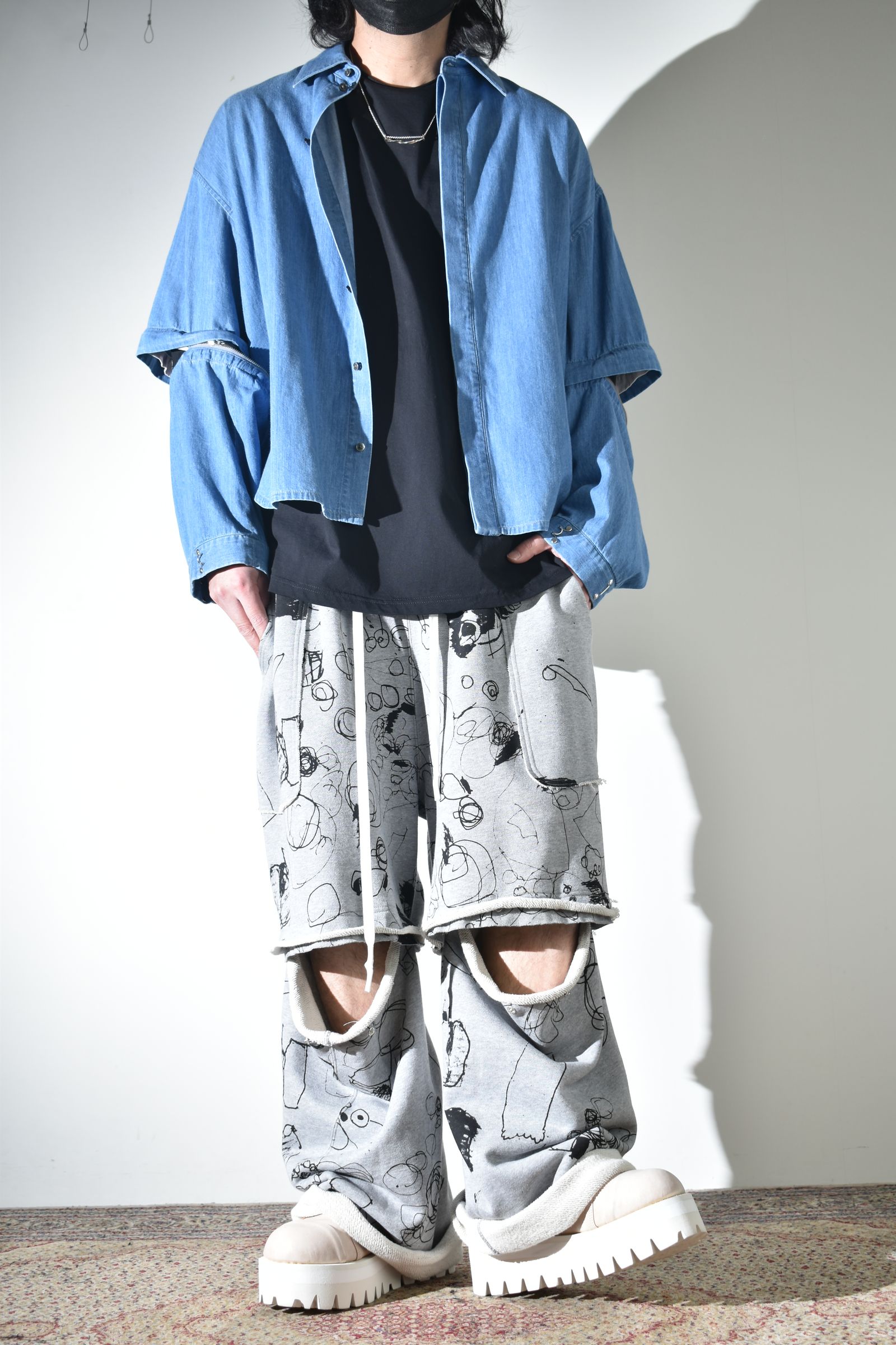 カジュアルだけじゃないデニムシャツ×スウェットパンツ