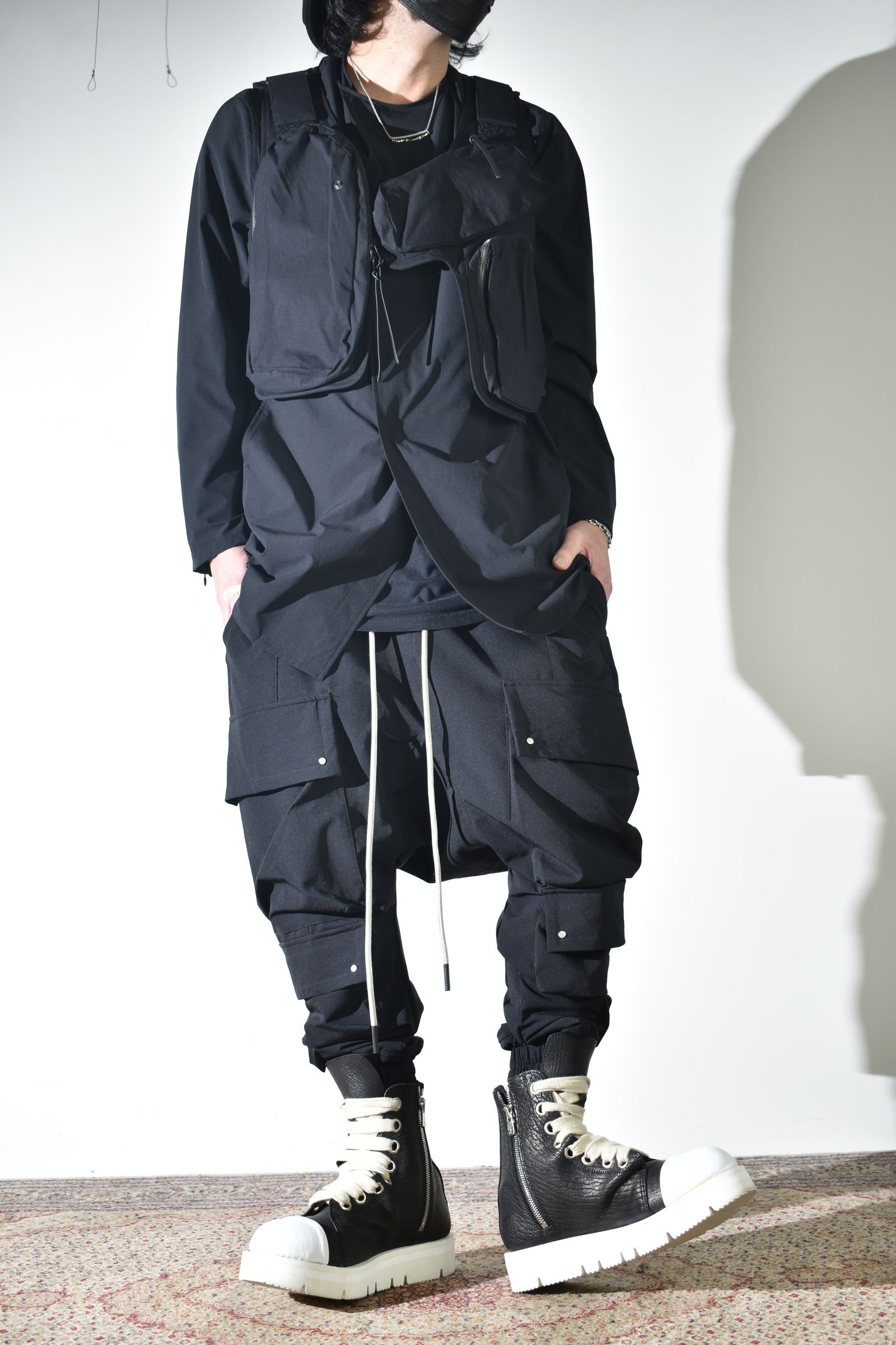 テクニカルな生地感とディテールで