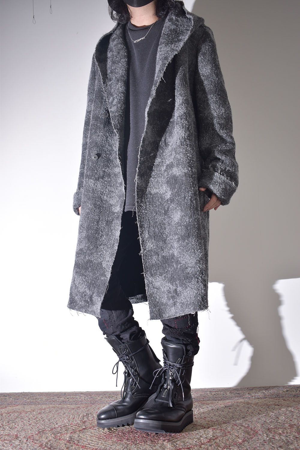 雰囲気のあるコートを羽織る