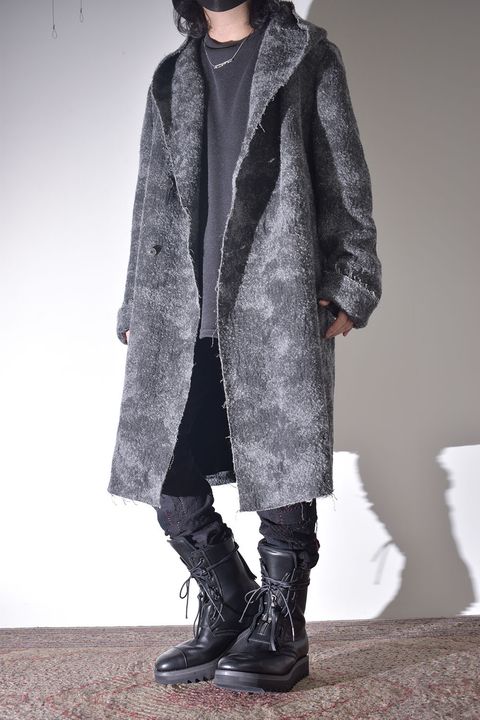 雰囲気のあるコートを羽織る