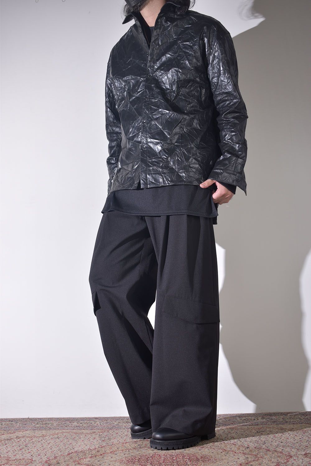バギーシルエット × シンセティックレザーシャツ
