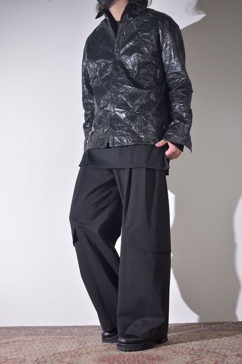 バギーシルエット × シンセティックレザーシャツ