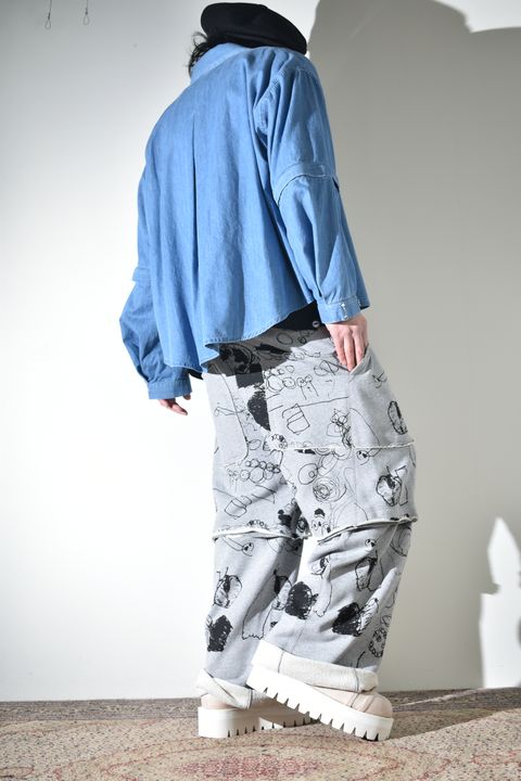 カジュアルだけじゃないデニムシャツ×スウェットパンツ