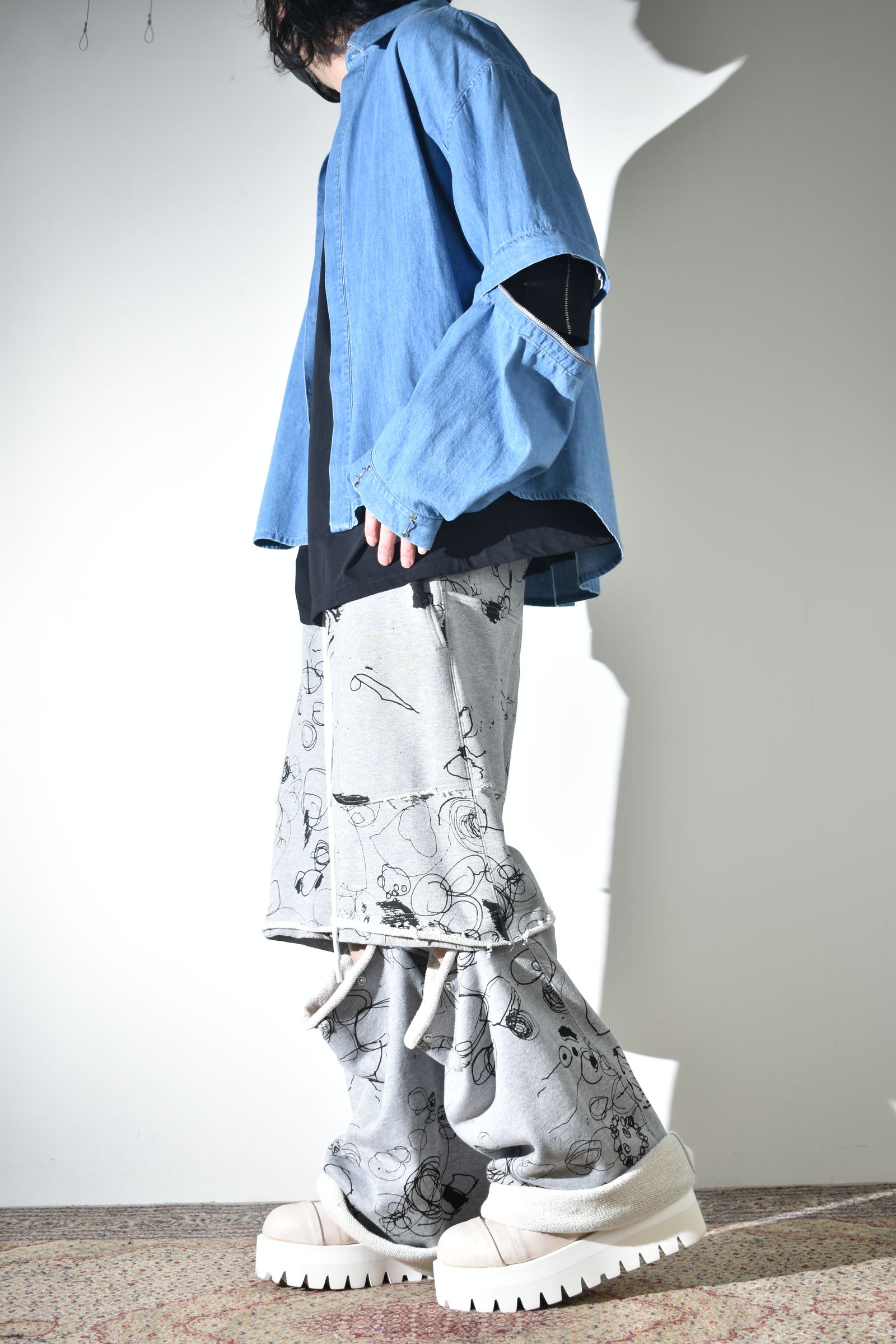 カジュアルだけじゃないデニムシャツ×スウェットパンツ