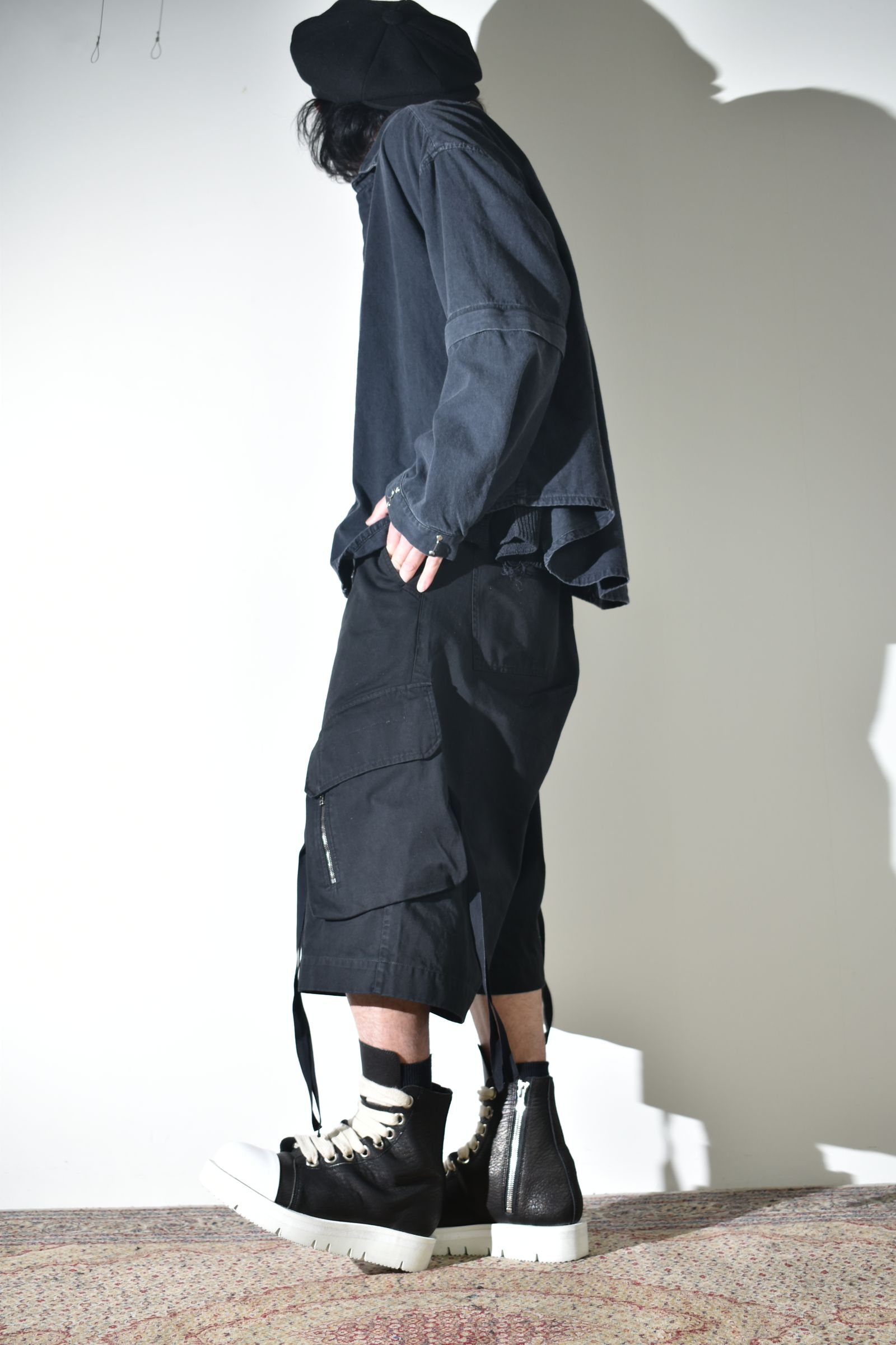 デニムシャツとカーゴショーツ