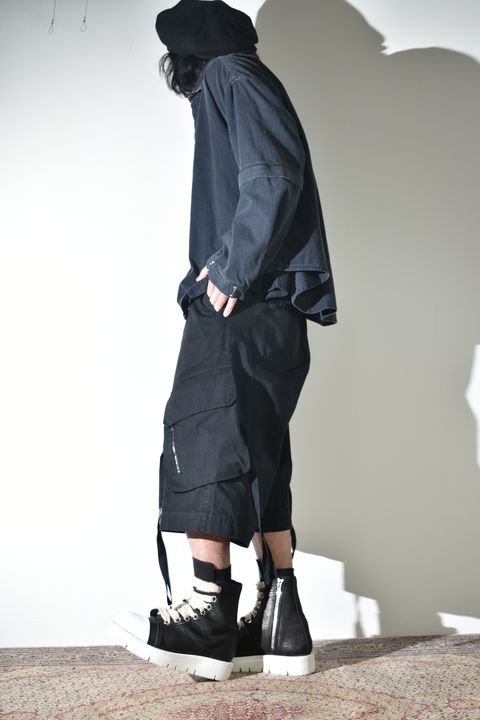 デニムシャツとカーゴショーツ