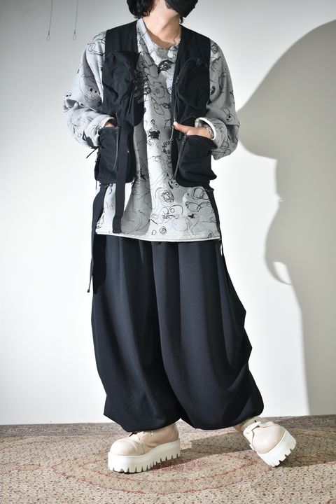 ラフなスウェットにベスト