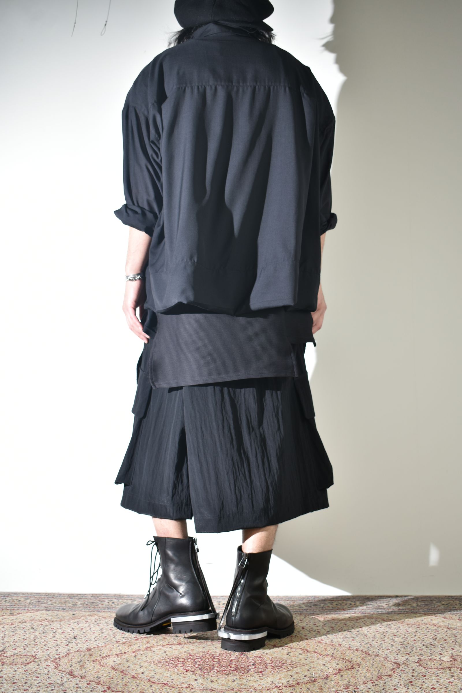 着こなしの幅広いA.F artefactのシャツ