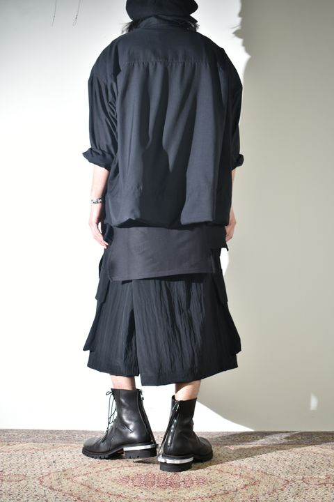 着こなしの幅広いA.F artefactのシャツ