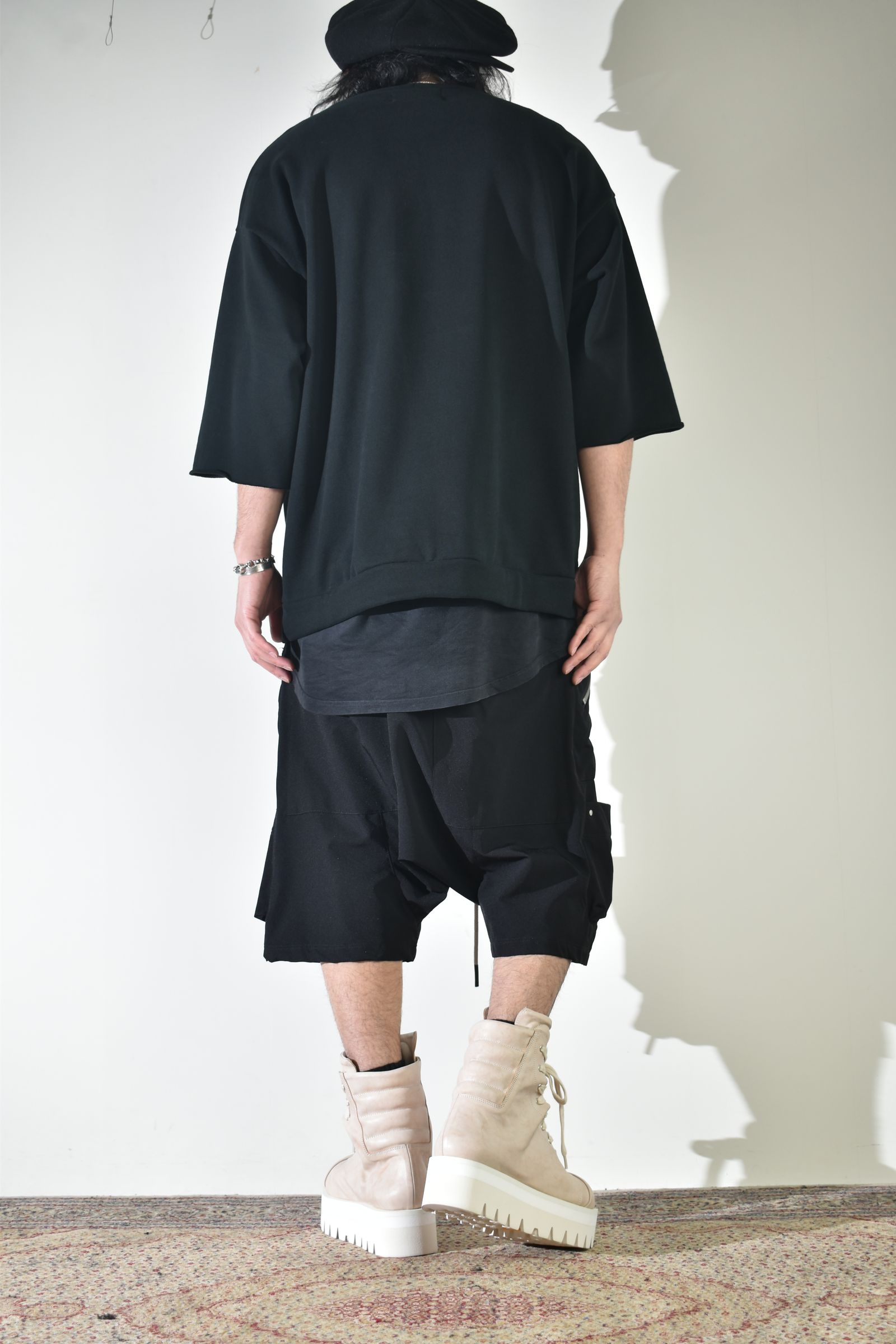 ドライタッチなスウェットで初夏意識