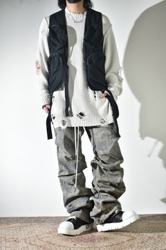 通気性も良いダメージコットンニットにベストでレイヤード