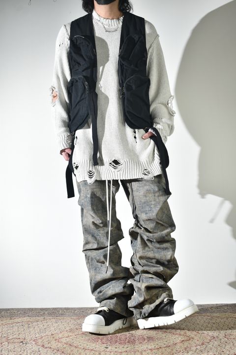 通気性も良いダメージコットンニットにベストでレイヤード