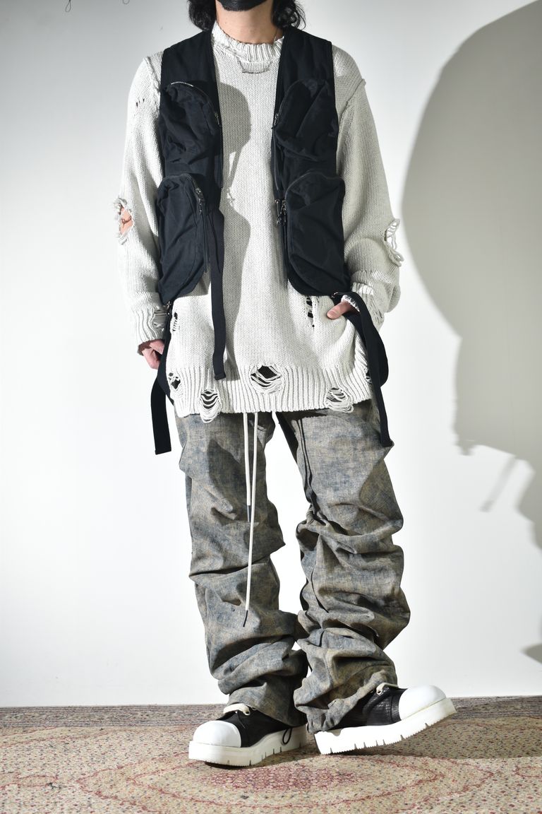 通気性も良いダメージコットンニットにベストでレイヤード