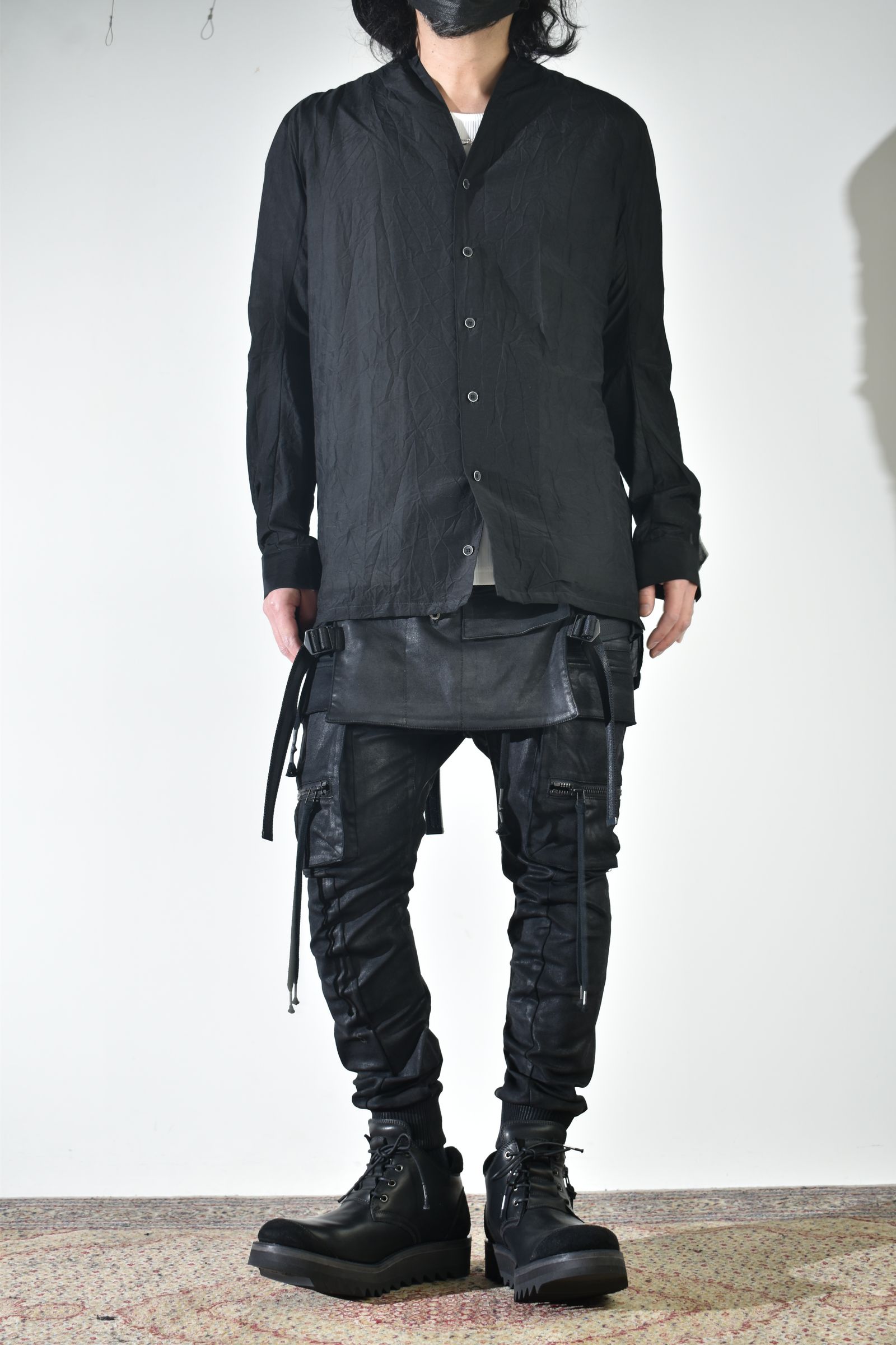 ショールカラーシャツ、インナーは白で