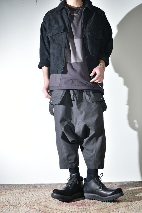 オーバーオールにラフなブルゾン