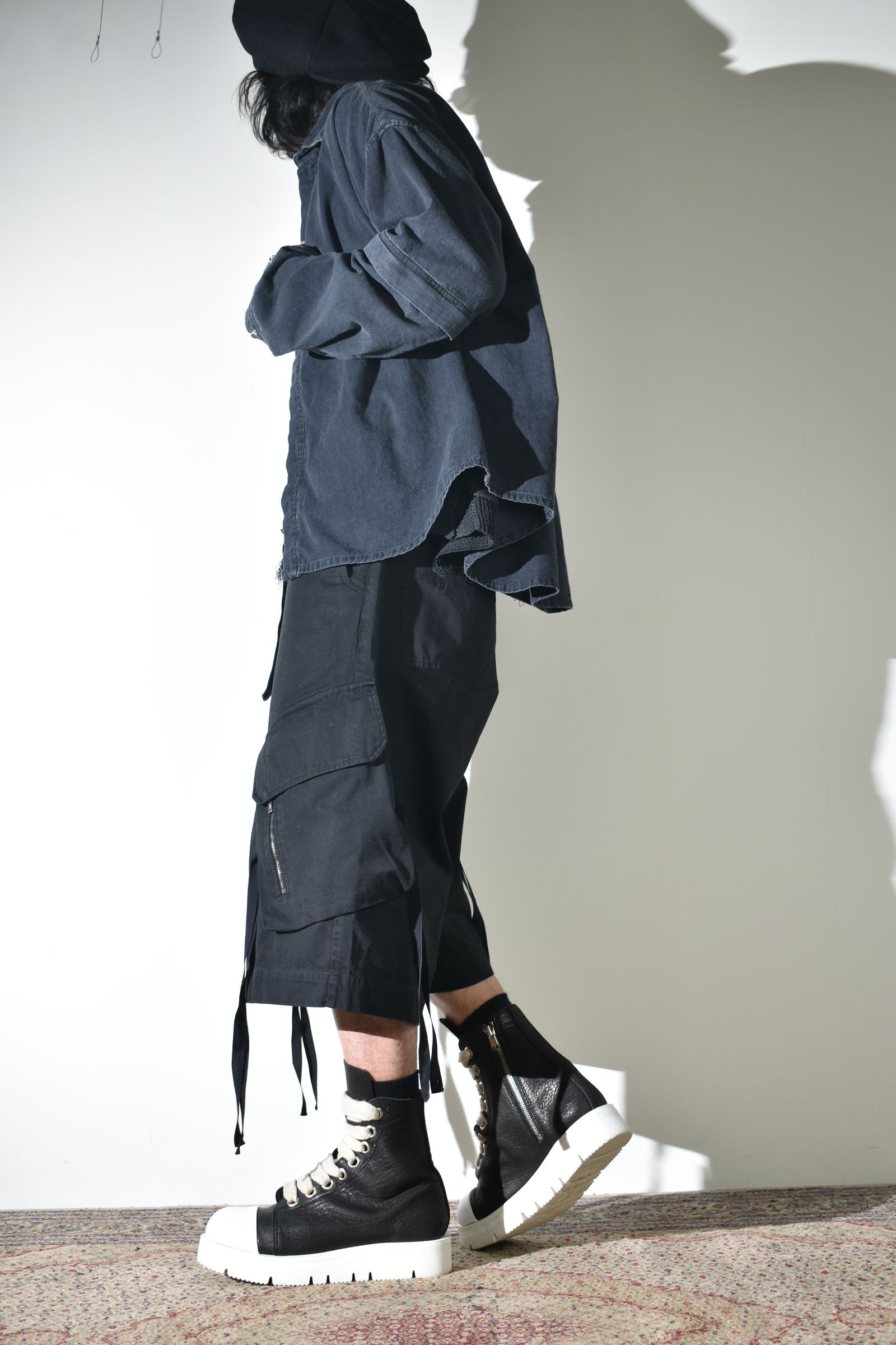 デニムシャツとカーゴショーツ