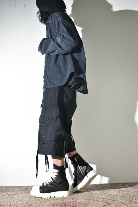 デニムシャツとカーゴショーツ
